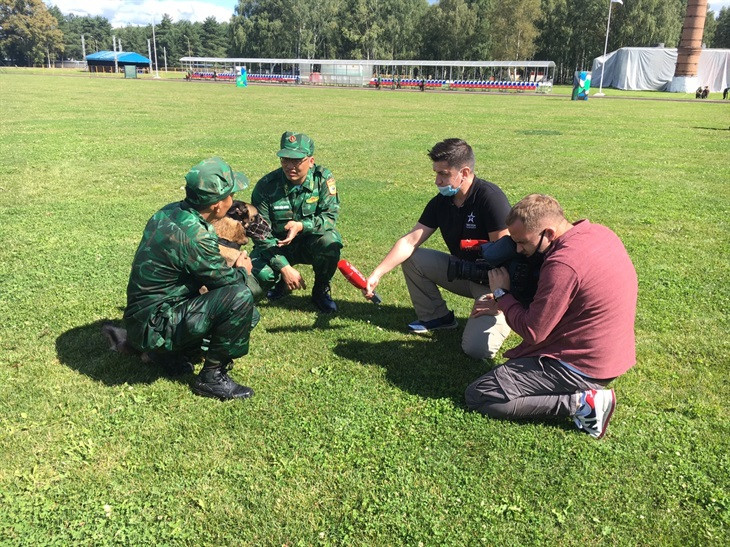 Phóng viên Truyền hình Ngôi sao của Nga phỏng vấn vận động viên Việt Nam trên thao trường.