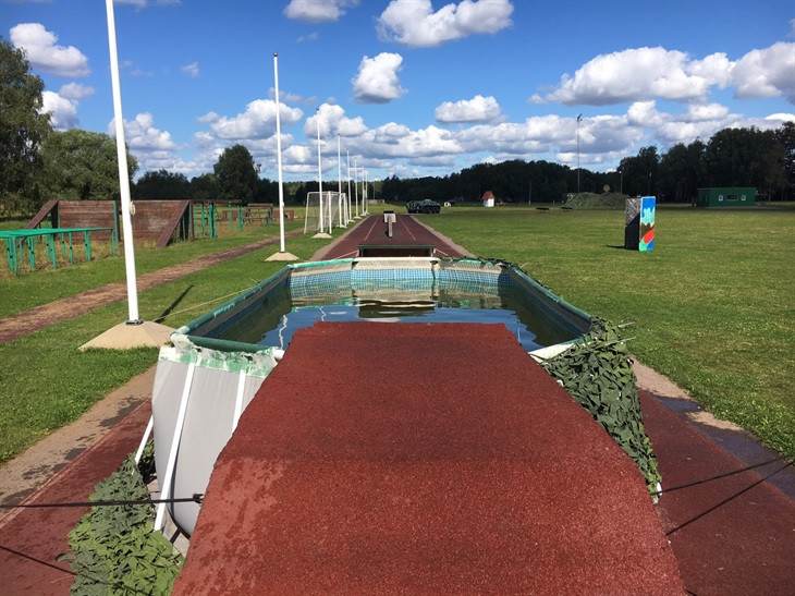 Chướng ngại vật trong bài thi “Vượt qua chướng ngại vật 300m cùng chó nghiệp vụ” vận động viên và chó nghiệp vụ phải vượt qua.