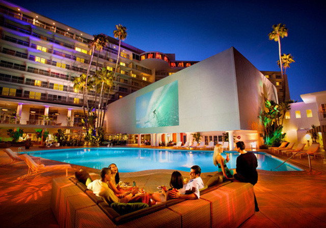 Ngoài ra, vợ chồng em gái Cẩm Ly còn là chủ của 1 chuỗi khách sạn gồm Hilton San Francisco và Beverly Hilton.