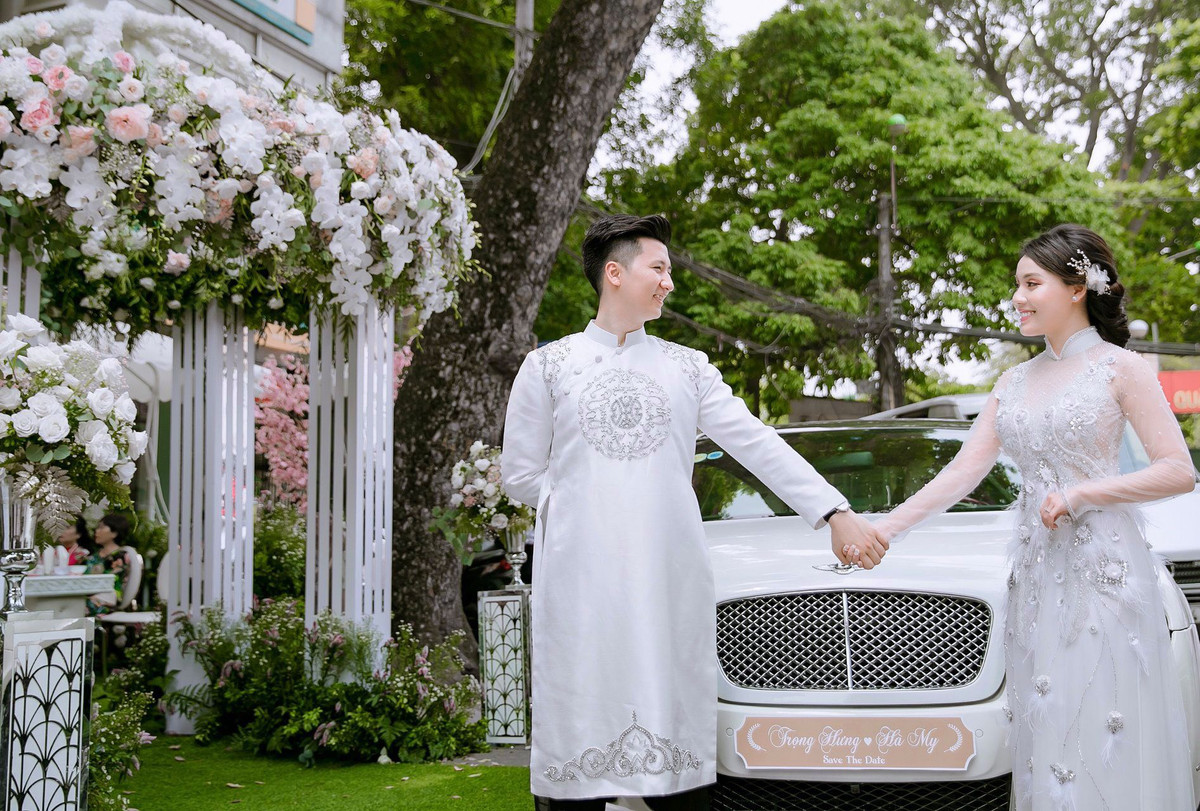 Trong lễ cưới ở Hà Nội, chiếc xe rước dâu của nhà trai chính là chiếc Bentley và chiếc Rolls-Royce Ghost có giá khoảng 11 tỷ đồng. Ảnh: Internet.