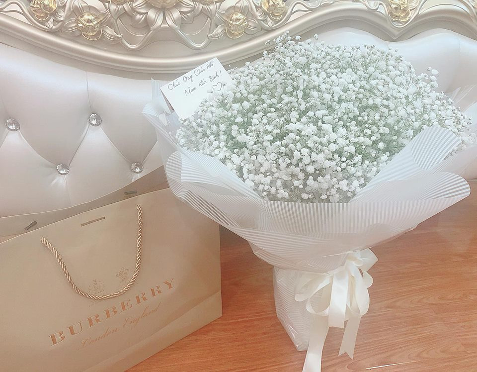 Thời gian còn bên nhau, Trọng Hưng thường xuyên tạo sự bất ngờ cho bà xã bằng những món quà sang trọng, đắt đỏ. Ảnh: Internet.