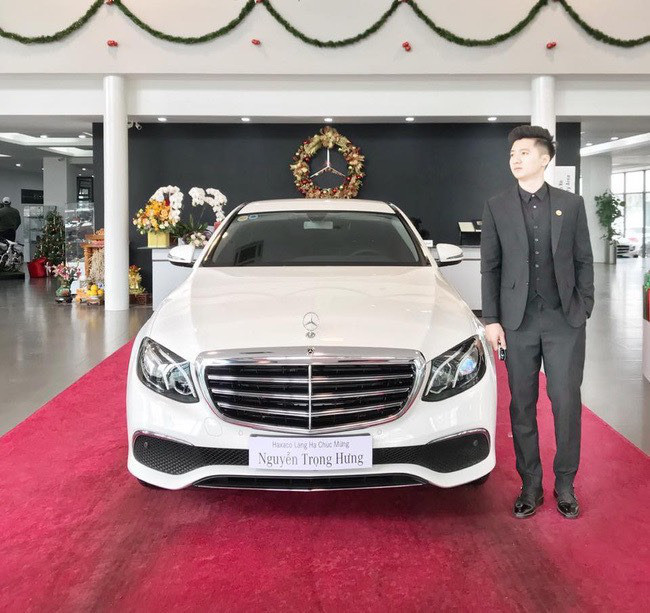 Bản thân Trọng Hưng cũng thường xuyên cập nhật trên mạng xã hội hình ảnh với những chiếc xe hơi đắt giá mà anh sở hữu như Mercedes, BMW,... Ảnh: Internet.