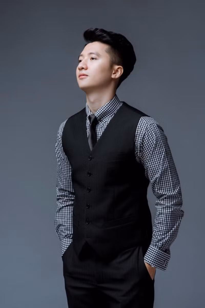 Nếu như Ầu Hà My sinh ra trong gia đình giàu có, bố mẹ cô đều kinh doanh lĩnh vực khách sạn thì bố Trọng Hưng cũng là một người có nhiều năm kinh doanh ô tô. Ảnh: Internet.