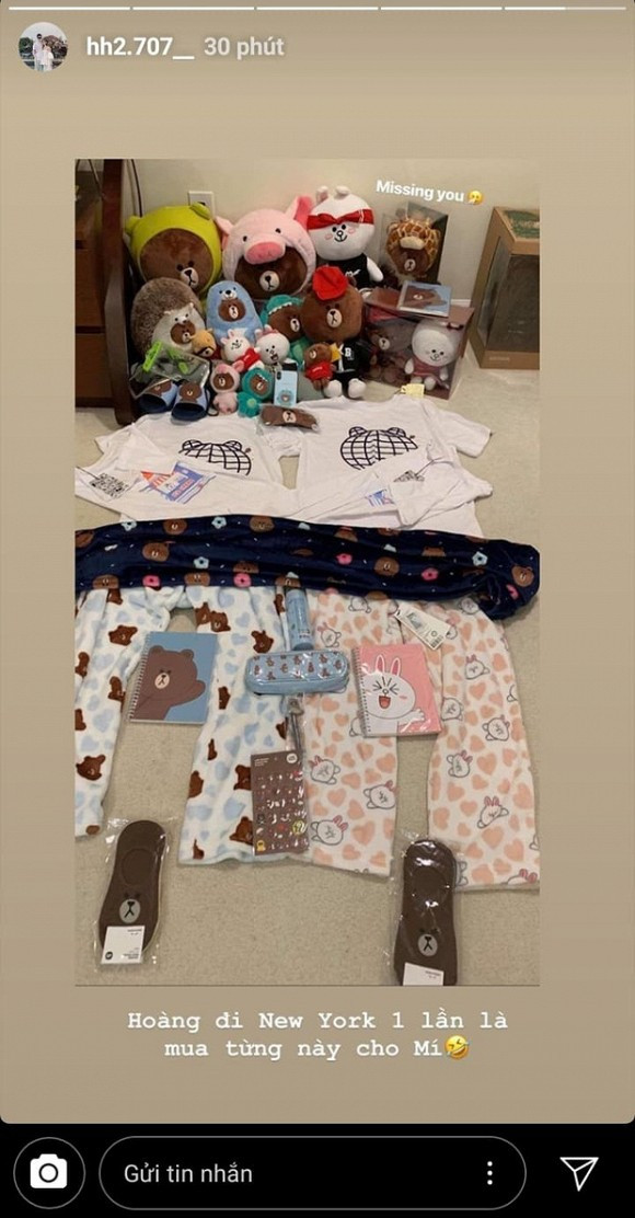 Trên tài khoản Instagram chung của 2 người, Khánh Hà từng đăng một bức ảnh la liệt đồ đạc và hào hứng khoe: "Hoàng đi New York một lần là mua từng này cho Mí".