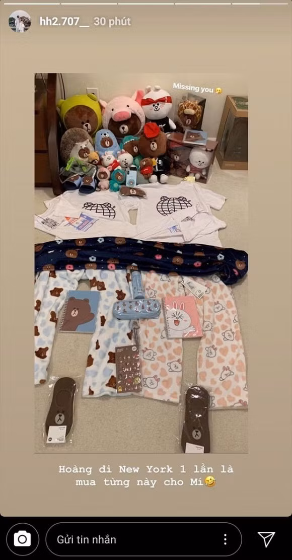 Trên tài khoản Instagram chung của 2 người, Khánh Hà từng đăng một bức ảnh la liệt đồ đạc và hào hứng khoe: "Hoàng đi New York một lần là mua từng này cho Mí".