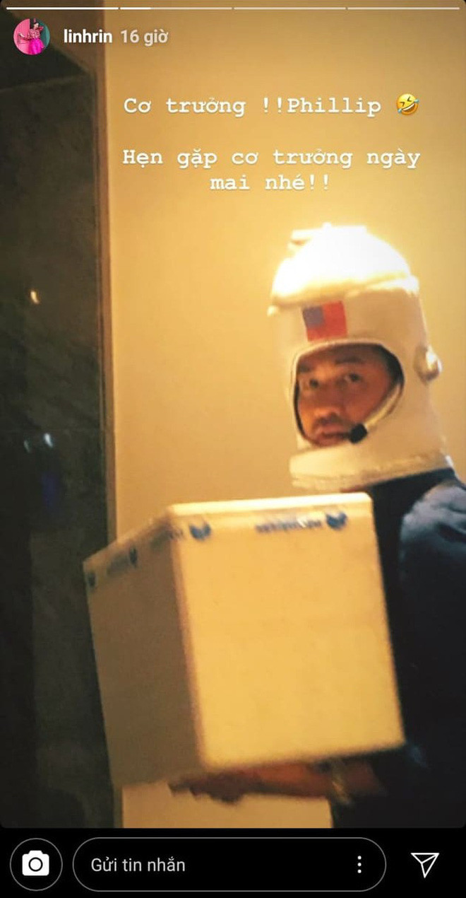 Dịp Halloween, Phillip Nguyễn hớn hở hoá trang thành một phi hành gia để ship hải sản đến tận phòng cho Linh Rin.