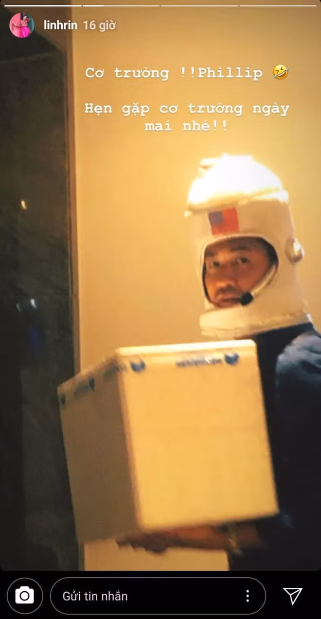 Dịp Halloween, Phillip Nguyễn hớn hở hoá trang thành một phi hành gia để ship hải sản đến tận phòng cho Linh Rin.