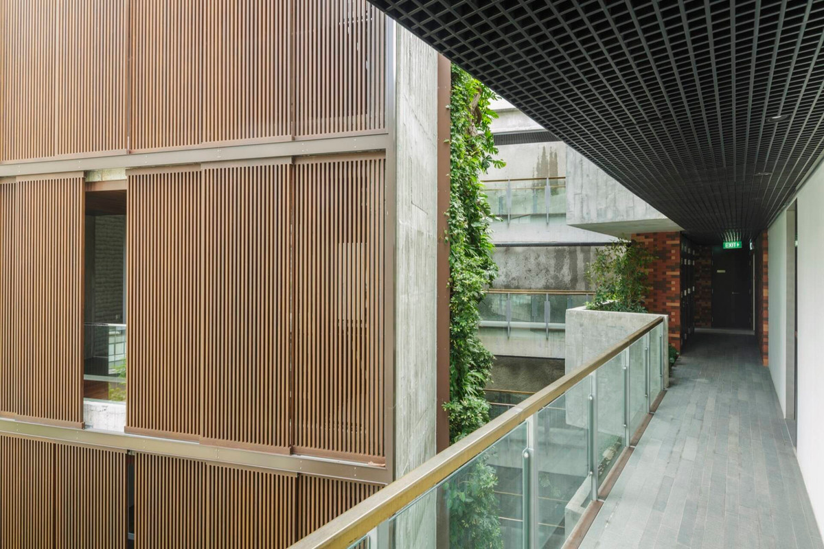 Mỗi phòng cho thuê đều có ban công ngắm cảnh xung quanh.