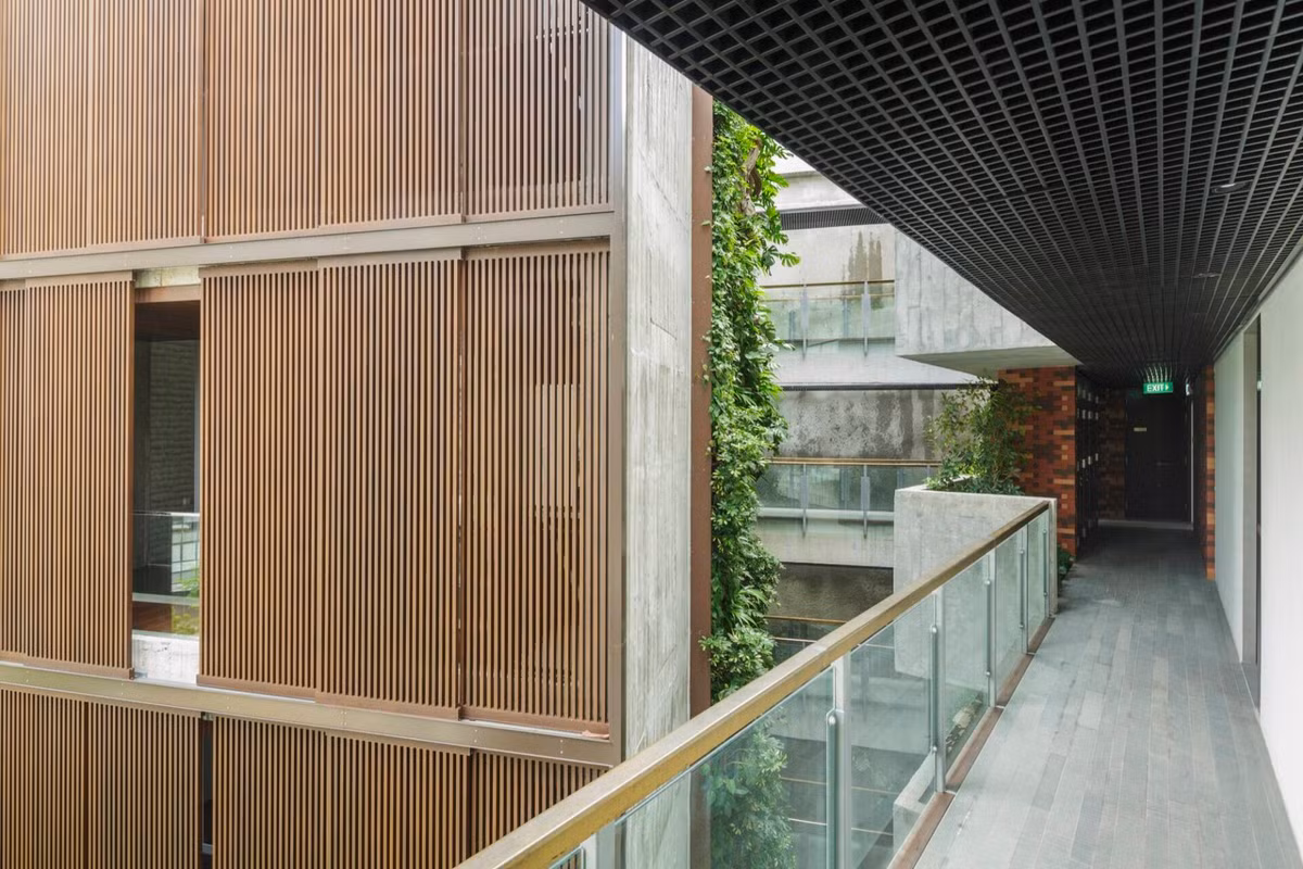 Mỗi phòng cho thuê đều có ban công ngắm cảnh xung quanh.