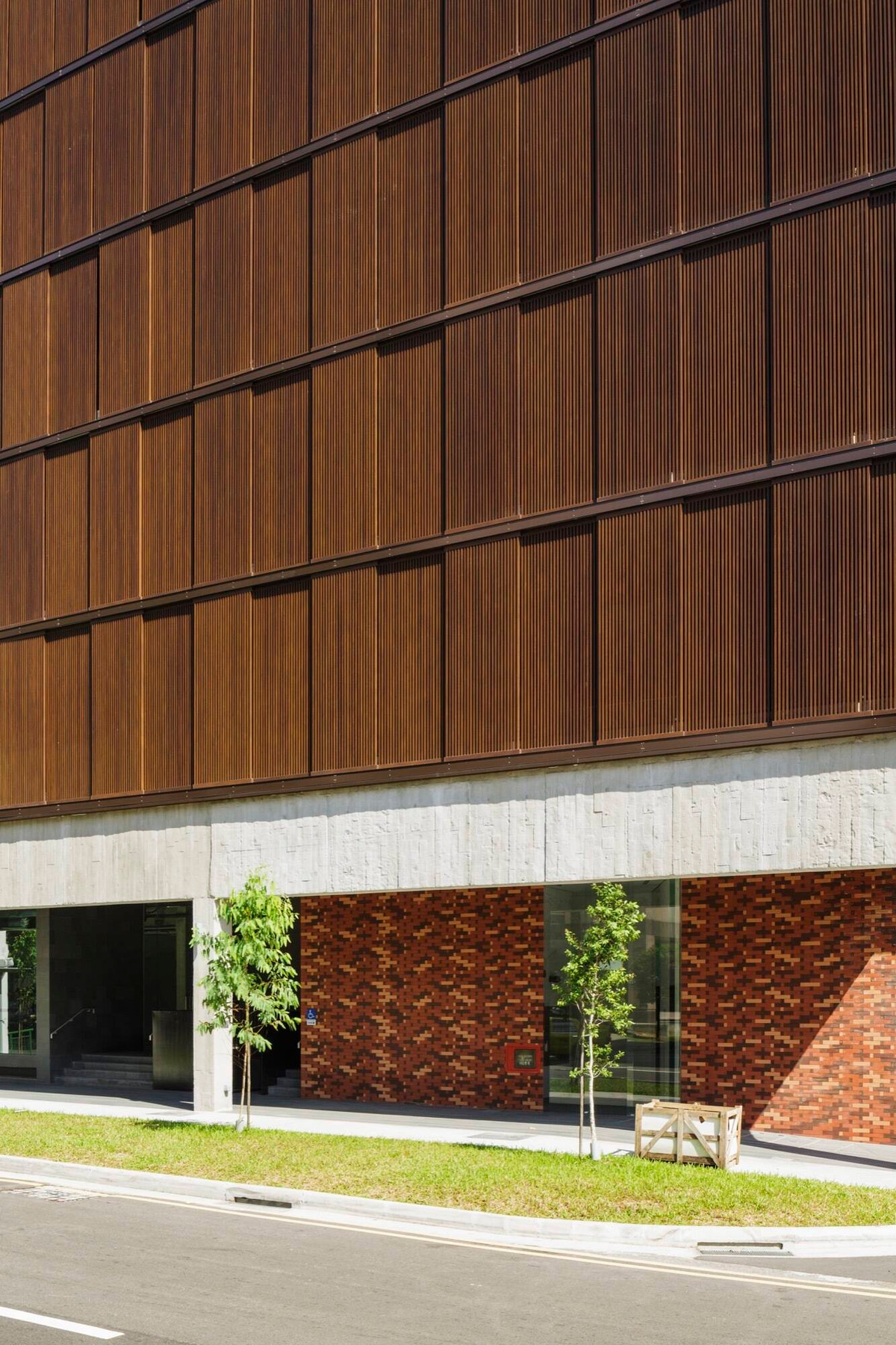 Những cánh cửa này có thể điều chỉnh đóng mở theo nhu cầu sử dụng, giúp lấy ánh sáng và gió trời.