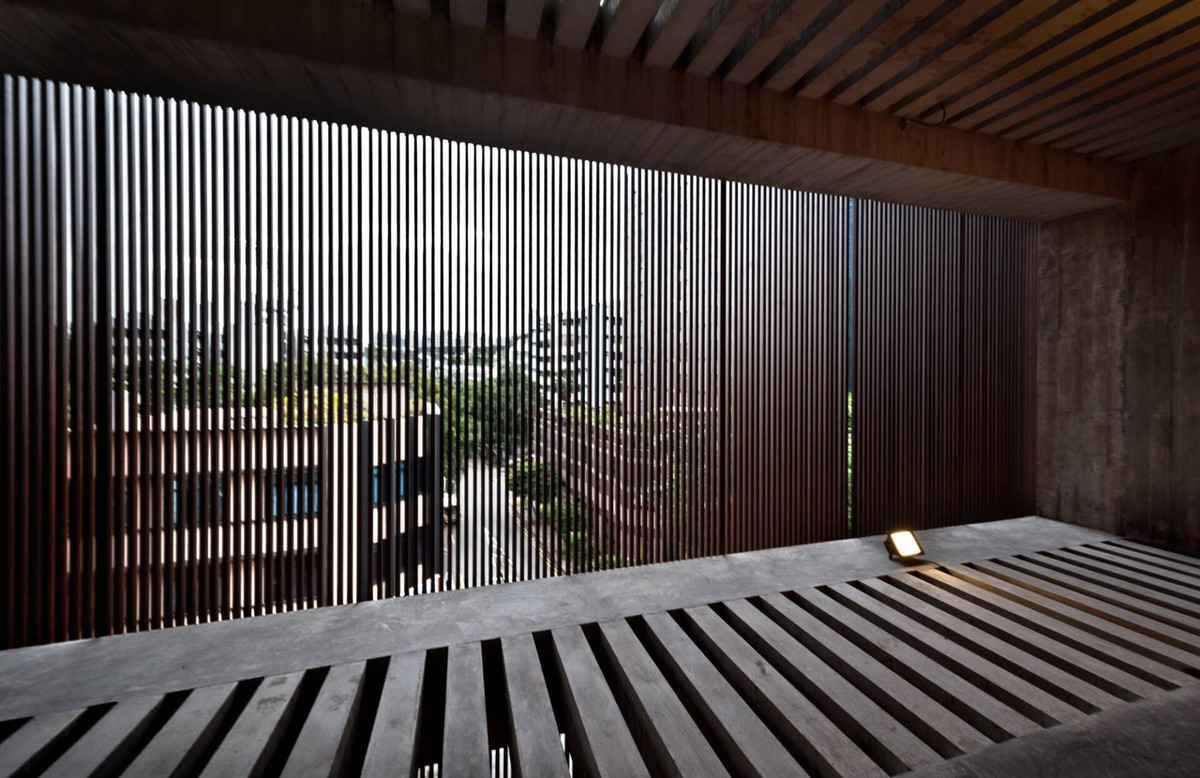 Được tạo nên từ rất nhiều lam gỗ nhỏ xếp sát nhau nên cánh cửa này không kín hoàn toàn. Vì thế, bên ngoài không thể nhìn vào bên trong nhưng từ bên trong có thể dễ dàng quan sát bên ngoài.