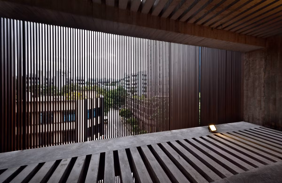 Được tạo nên từ rất nhiều lam gỗ nhỏ xếp sát nhau nên cánh cửa này không kín hoàn toàn. Vì thế, bên ngoài không thể nhìn vào bên trong nhưng từ bên trong có thể dễ dàng quan sát bên ngoài.