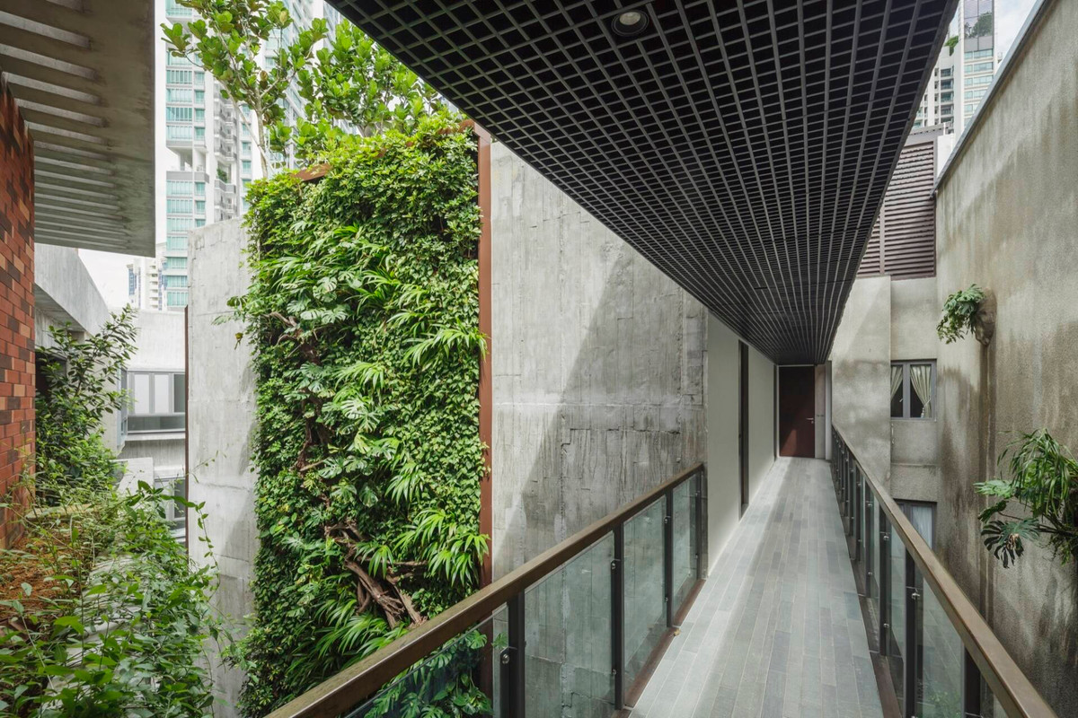 Cách bố trí sơ đồ theo hình chữ L cũng giúp các phòng trong nhà đều có thể ngắm nhìn không gian xanh từ sân vườn trung tâm.