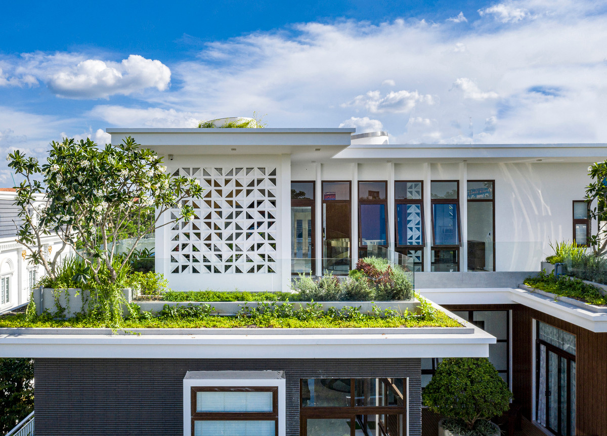 Căn biệt thự gây ấn tượng với các không gian mở, bức tường hoa gió.