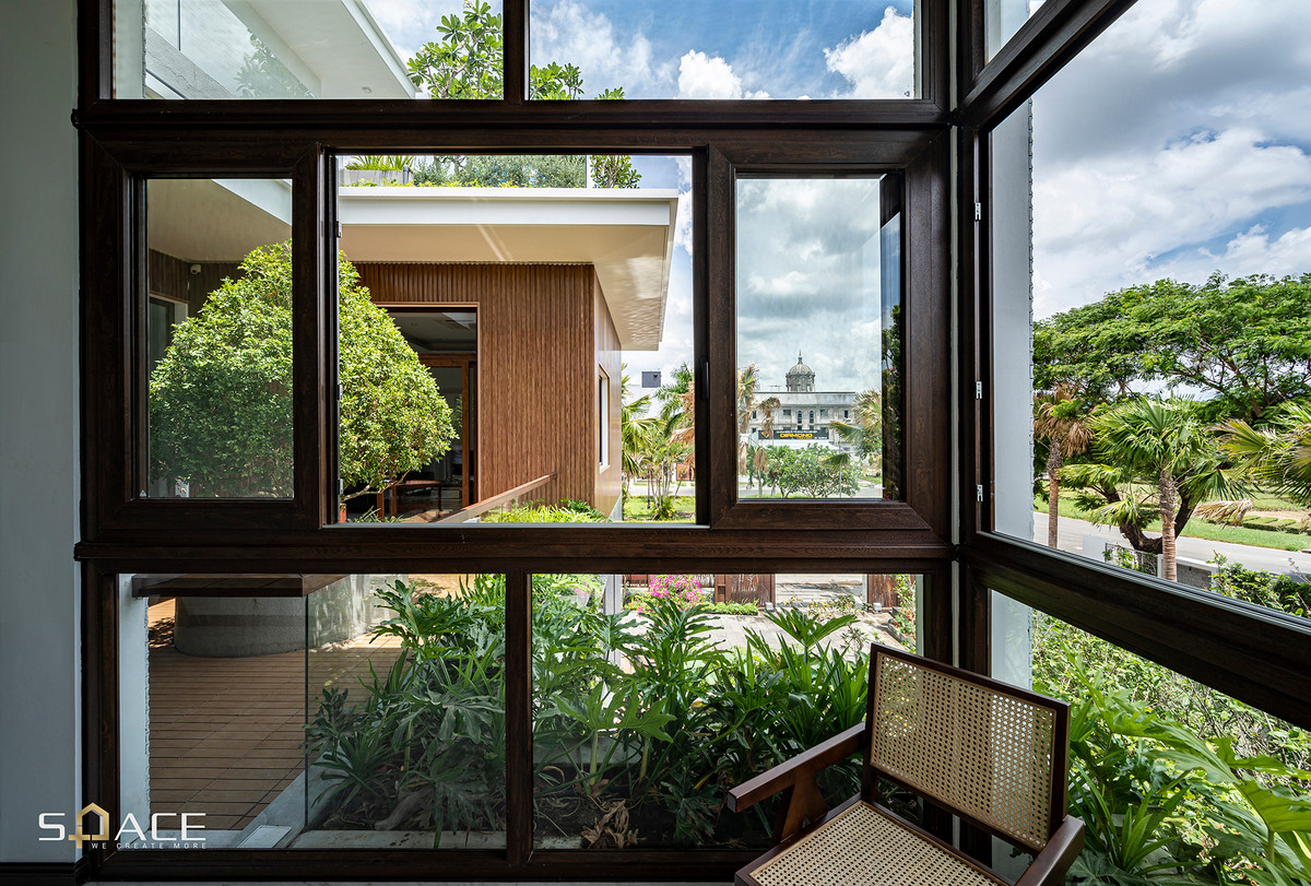 Với nguồn sáng mặt trời dồi dào của vùng nhiệt đới, kiến trúc sư đã đưa các giải pháp chiếu sáng tự nhiên như sân trong, giếng trời cùng với các ô cửa lấy sáng.