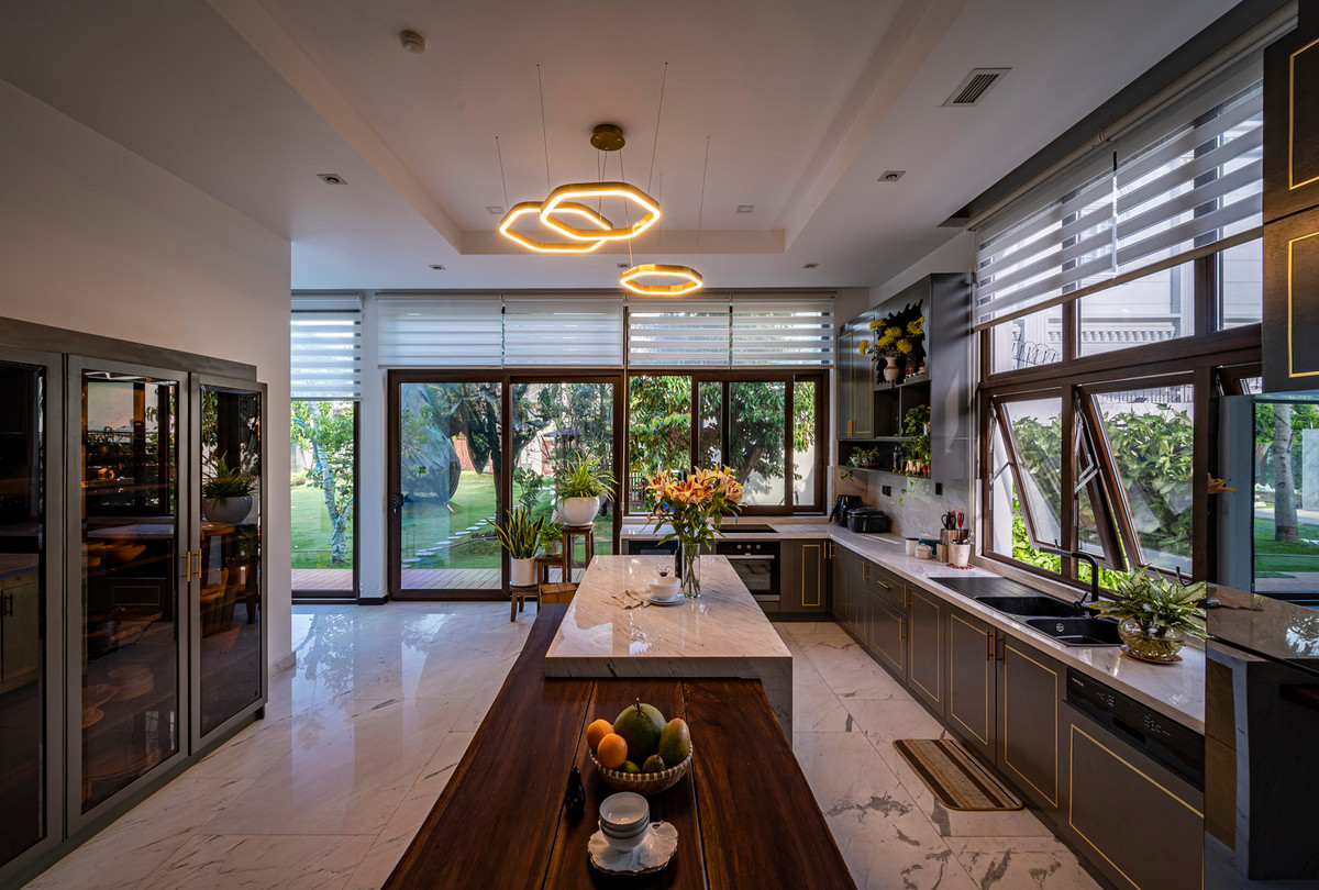 Nhà bếp hiện đại nhìn thẳng ra sân vườn.