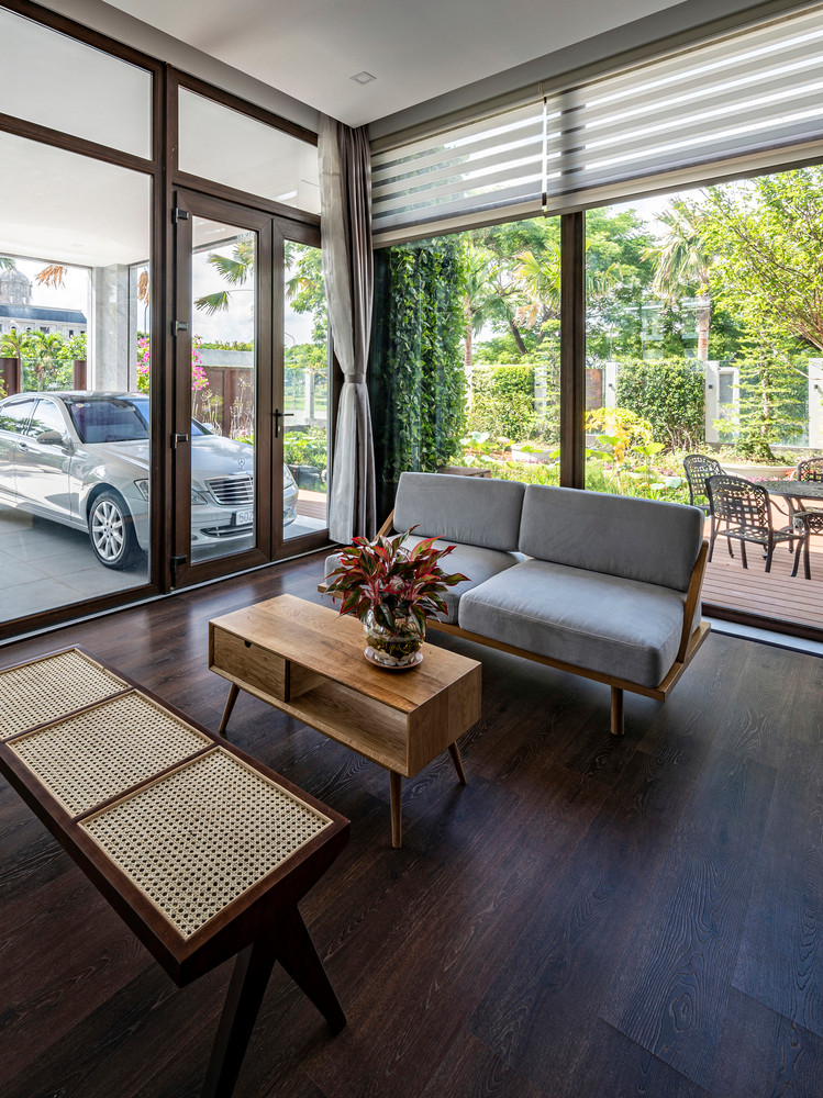 Phòng khách thoáng sáng nhờ hệ thống cửa kính lớn.