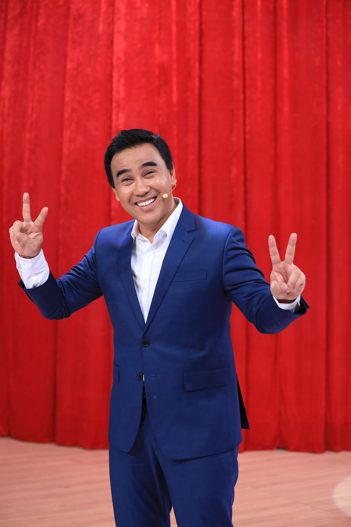 Vốn là một diễn viên nổi tiếng nhưng vài năm gần đây, Quyền Linh hoạt động chủ yếu trong vai trò MC. Nhờ hoạt ngôn và khả năng ứng biến sân khấu nhanh nhạy, nam MC đắt show và giàu cơ hơn. Ảnh: Petrotimes.