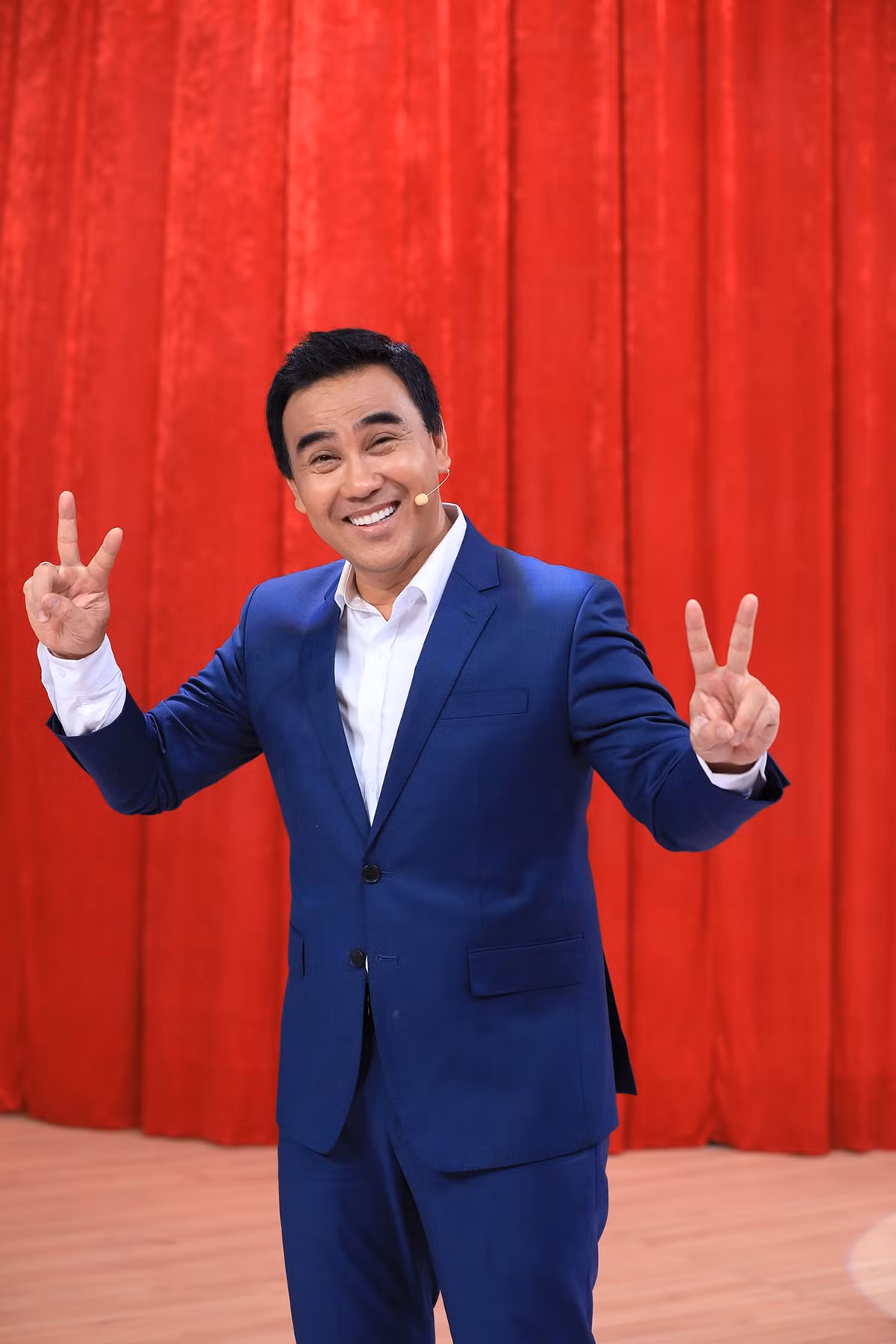 Vốn là một diễn viên nổi tiếng nhưng vài năm gần đây, Quyền Linh hoạt động chủ yếu trong vai trò MC. Nhờ hoạt ngôn và khả năng ứng biến sân khấu nhanh nhạy, nam MC đắt show và giàu cơ hơn. Ảnh: Petrotimes.