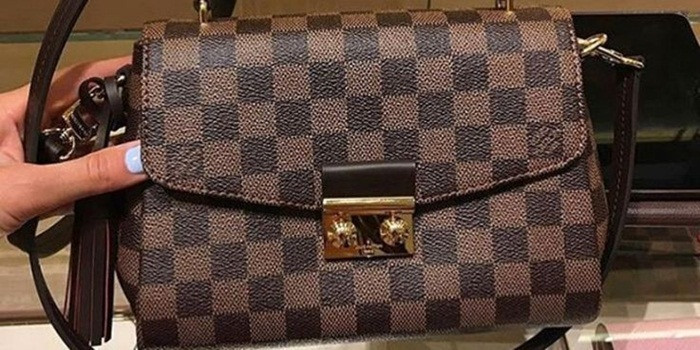 Một gợi ý nhỏ cho khách mua là, túi hàng hiệu thường chọn phần lớp lót dày, có khả năng chống nước. Màu của lớp lót thường sẽ được thiết kế hài hòa với màu sắc bên ngoài của túi. Nếu độ sáng bóng, siêu mượt bất thường ở lớp lót thì đó cũng là dấu hiệu của túi hàng hiệu nhái.