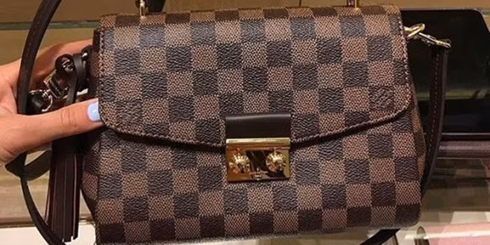 Một gợi ý nhỏ cho khách mua là, túi hàng hiệu thường chọn phần lớp lót dày, có khả năng chống nước. Màu của lớp lót thường sẽ được thiết kế hài hòa với màu sắc bên ngoài của túi. Nếu độ sáng bóng, siêu mượt bất thường ở lớp lót thì đó cũng là dấu hiệu của túi hàng hiệu nhái.