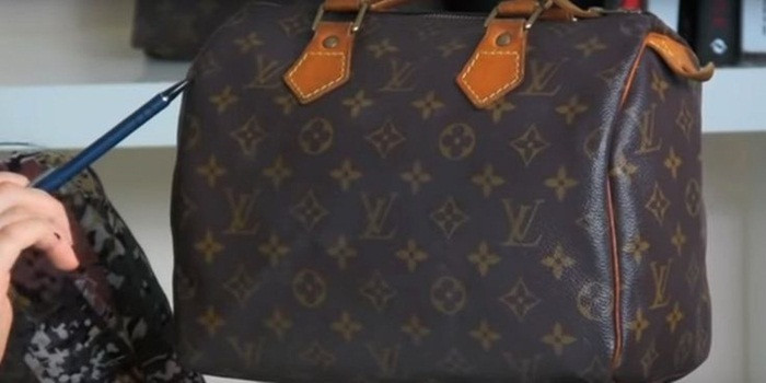Một mẹo phát hiện túi Louis Vuitton giả là chú ý tới họa tiết bên ngoài. Chữ "LV" thường được in cạnh hình bông hoa có vòng tròn, tiếp đến là một bông hoa và kết thúc với chữ LV một lần nữa.