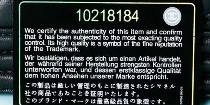 Các túi xách hàng hiệu thường đi kèm với một thẻ xác thực. Các thẻ này sẽ có một số sêri khớp với số ở mặt sau của thẻ.