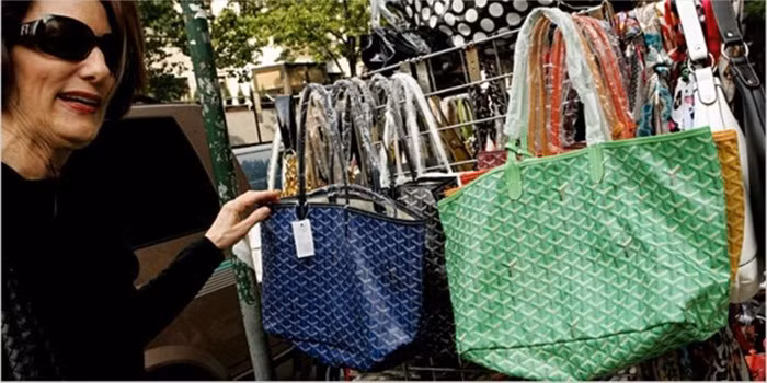 Nếu túi xách có mùi như nhựa, rất có thể nó là hàng giả. Ngược lại, nếu nó có mùi của da, thì đó là thật.