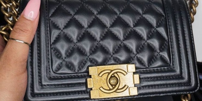 Bất kỳ túi xách nào được bọc bằng nhựa hoặc giấy lụa đều có thể là giả. Theo Style Caster, túi xách Chanel tuyệt đối không gắn vào bất kỳ loại bao bì nào. Không có giấy lụa dán xung quanh tay cầm hay quai túi.
