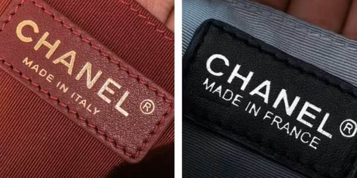 Phần tên thương hiệu ở túi xịn, phần font chữ, màu sắc luôn sắc nét, thẳng hàng, khoảng cách và vị trí đường chỉ và tên thương hiệu luôn hài hòa tuyệt đối. Trong khi đó, các loại túi fake thường in tên thương hiệu túi bằng các phông chữ khác nhau, thường không sắc nét, đôi khi bị đứt nét...