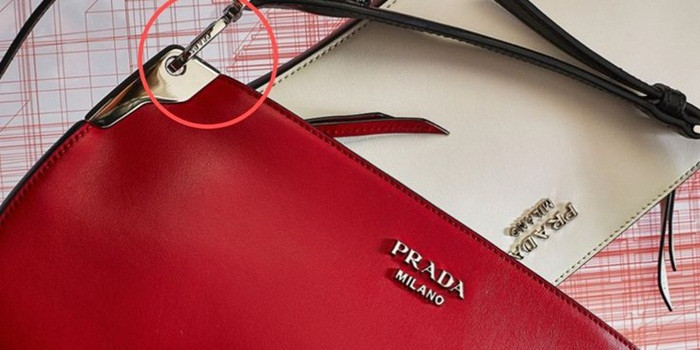 các khóa kéo, logo và móc cài trên túi xách Peada đều đồng màu. Ngoài ra, tên thương hiệu Prada được khắc trên móc cài. Túi xách nào không có thì là giả.