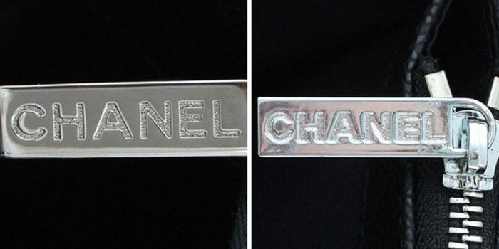 Một số hãng túi xách nổi tiếng như Chanel...thường có tem nhãn, hoặc khắc tên thương hiệu trên khóa kéo rất sắc nét. Nếu tên trên khóa kéo được viết bằng những chữ cái không nhau, thì đó có lẽ là giả.
