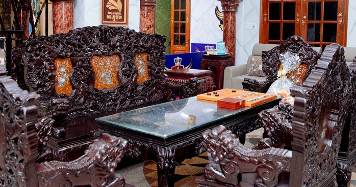 Phòng khách với bộ bàn ghế đồ sộ. Ảnh: Vietnamnet.