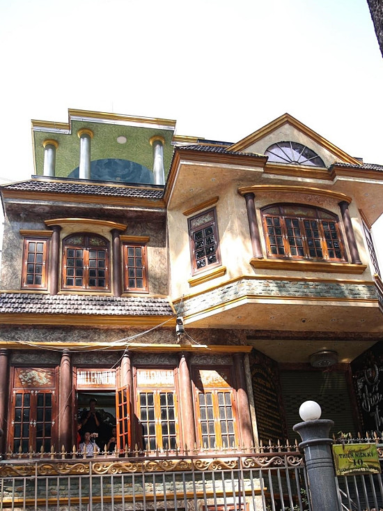 Trải qua gần 30 giữ ngôi "ông hoàng nhạc sến", Ngọc Sơn đã tích lũy được khối tài sản khổng lồ. Tại Sài Gòn, Ngọc Sơn sở hữu biệt thự mang tên Thiên Niên Kỷ toạ lạc đường Sương Nguyệt Anh, Phường Bến Thành, Quận 1, TP HCM. Ảnh: Ngoisao.