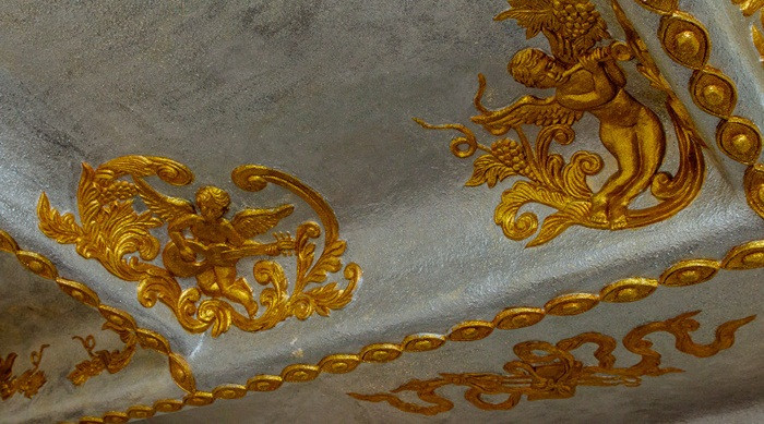 Trần nhà nhũ bạc, nhũ vàng với khắc nổi hình rồng và thiên thần. Ảnh: Vietnamnet.