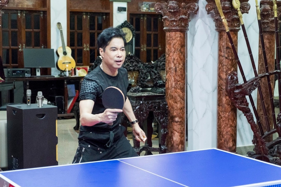 Danh ca Ngọc Sơn trang bị cả bàn bóng bàn vì yêu thích môn thể thao này. Ảnh: Ngoisao.