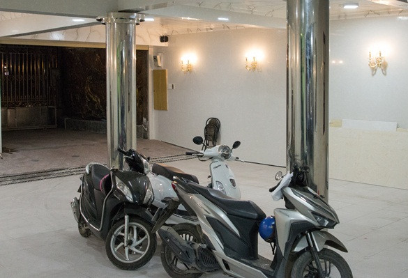 Mấy năm trước, toàn bộ trong và ngoài biệt thự đều ốp đá xanh nhưng Tết 2020, Ngọc Sơn đã cho thay đá xanh bằng đá granite trắng khiến hầm để xe, bếp và phòng giúp việc sáng sủa hơn nhiều. Ảnh: Vietnamnet.