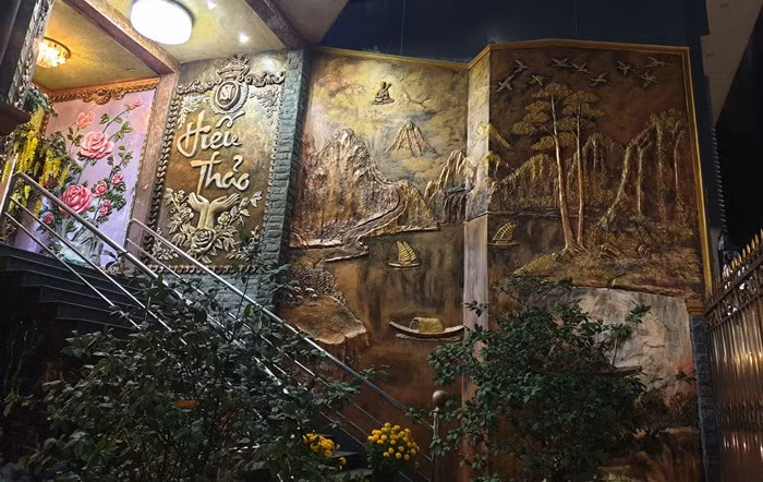 Ngọc Sơn cũng trồng nhiều cây kiểng trước hiên nhà. Ảnh: Vietnamnet.