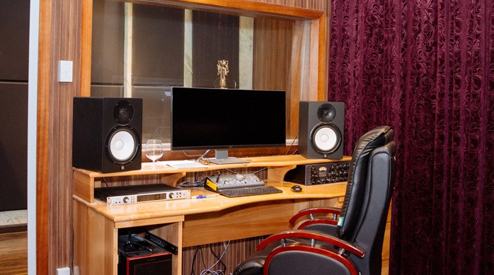 Phòng thu âm của Ngọc Sơn với dàn máy đắt tiền, độ cách âm cao. Ảnh: Vietnamnet. Video: Độc đáo cách tạo lối vào nhà. Nguồn: VTC1