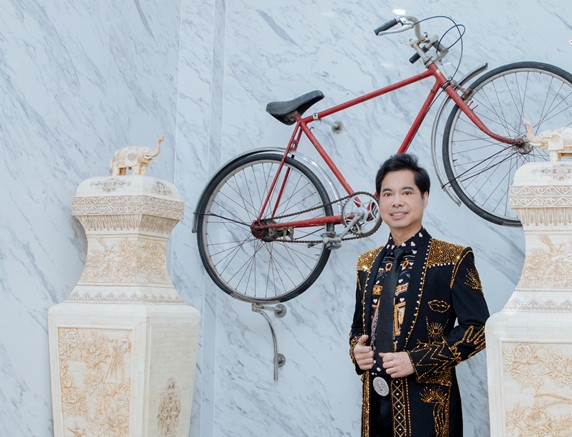 Chiếc xe đạp được nam nghệ sĩ treo ở một góc trong phòng khách như nhắc mãi thời trẻ túng thiếu, khó khăn.Ảnh: Vietnamnet