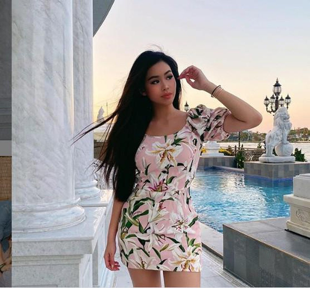 Mẹ của Tiên Nguyễn cũng là nữ doanh nhân nổi tiếng đứng đầu 25 doanh nghiệp lớn nhỏ trong lĩnh vực thời trang.