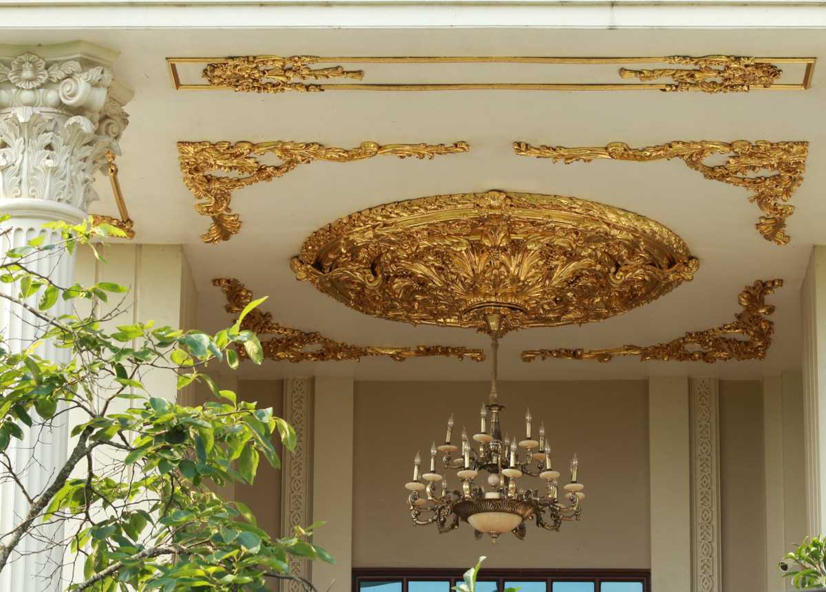 Bên trong công trình trang trí nhiều hoạ tiết dát vàng tạo nên vẻ lộng lẫy, nguy nga. Ảnh: Người đưa tin.