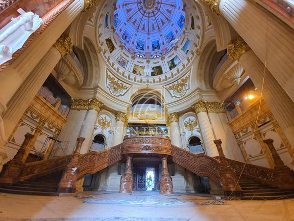 Ở trung tâm của tòa nhà, các chi tiết chạm nổi trên trần đều được dát vàng. Ảnh: Baodansinh.