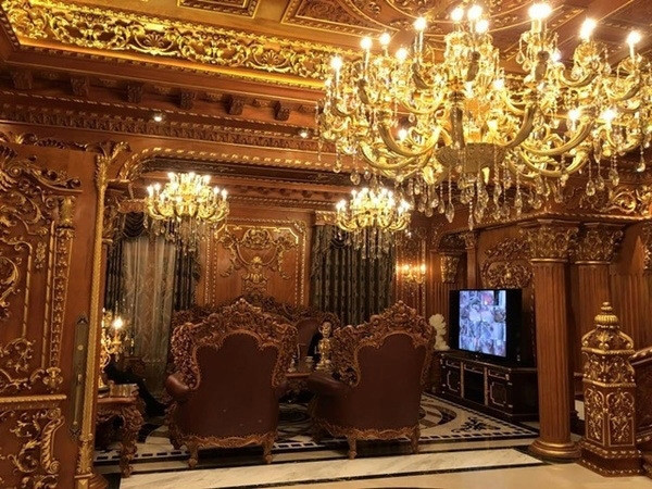 Nội thất bên trong mang phong cách châu Âu cổ điển với hai tông màu chủ đạo là nâu, vàng, nhiều chi tiết được dát vàng. Ảnh: Vietnamnet.