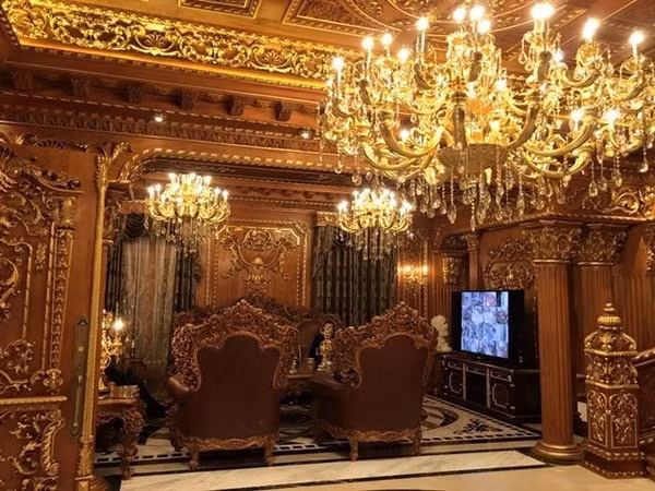 Nội thất bên trong mang phong cách châu Âu cổ điển với hai tông màu chủ đạo là nâu, vàng, nhiều chi tiết được dát vàng. Ảnh: Vietnamnet.