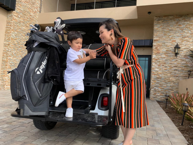 Một chiếc mũ của cậu nhóc diện ra phố cùng bố mẹ cũng có giá… 400 USD, giày Adidas 850 USD, còn đồ chơi và trang phục hàng ngày thì toàn hàng hiệu nhiều không kể xiết.