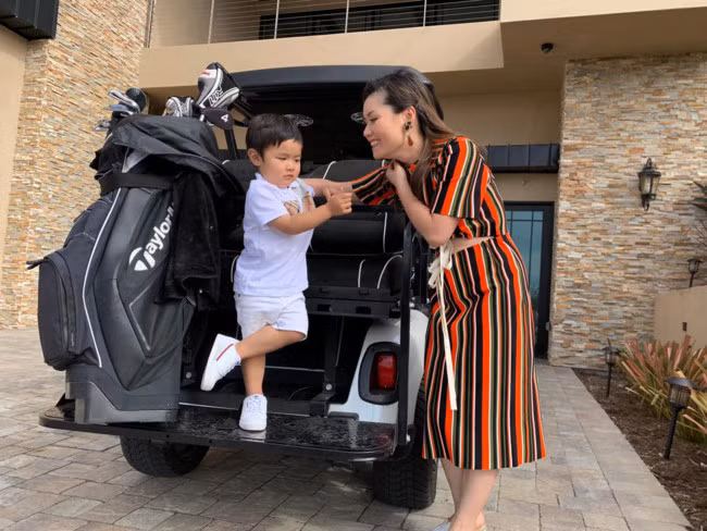 Một chiếc mũ của cậu nhóc diện ra phố cùng bố mẹ cũng có giá… 400 USD, giày Adidas 850 USD, còn đồ chơi và trang phục hàng ngày thì toàn hàng hiệu nhiều không kể xiết.