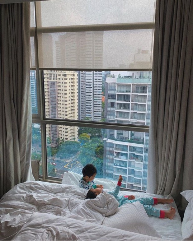 Vốn kín tiếng nên sau khi sinh hạ lần lượt 2 bé vào năm 2015 và 2017, vợ chồng Hà Tăng giấu con rất kỹ. Mọi người chỉ có thể nhìn thấy 2 bé qua những tấm hình không thấy mặt.