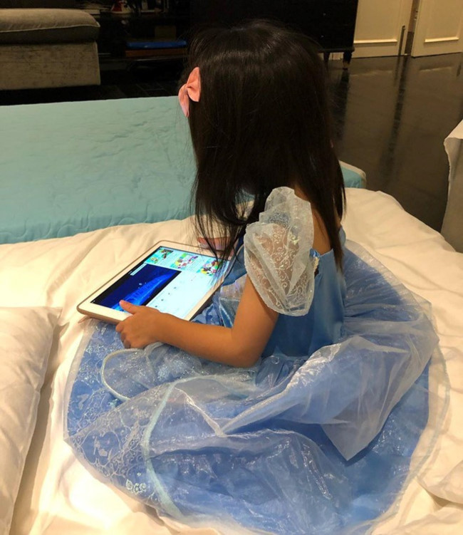 Không chỉ ở nhà biệt thự rộng mênh mông, từ quần áo, vật dụng hàng ngày đến đồ ăn thức uống của hai nhóc đều là thứ đắt đỏ và du lịch khắp nơi cùng bố mẹ.