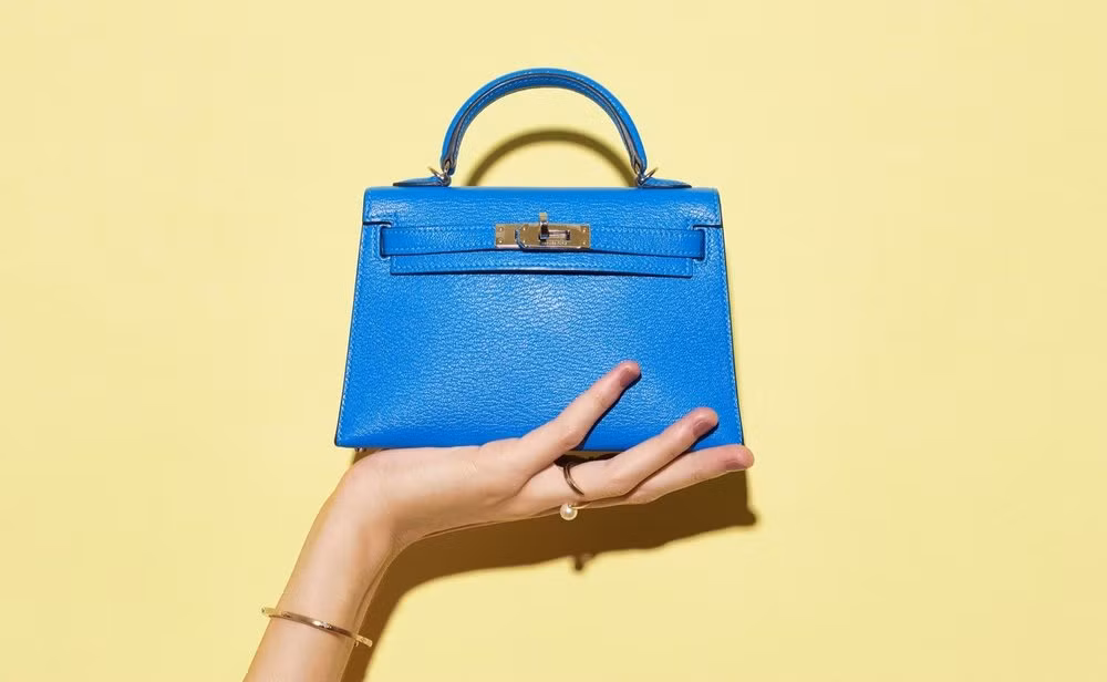 Vào đầu thế kỷ 20, con trai của Thierry Charles-Émile Hermès đã chuyển cửa hàng của công ty đến số 24 Rue Du Faubourg Saint-Honore, Paris. Địa chỉ này vẫn còn tồn tại đến ngày nay và là trụ sở toàn cầu của công ty.